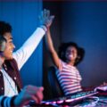 https://www.istockphoto.com/nl/foto/friends-doing-a-high-five-while-playing-on-the-computer-at-home-gm1387529321-445445048?phrase=gamer